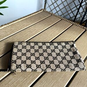 ***SOLD **** Gucci Men’s cash pouch/ toiletries